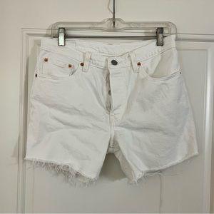 White 501 Levi’s shorts